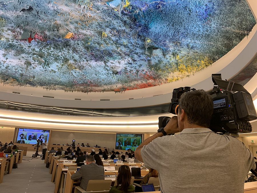 Reportero de TVE graba en la Sala de los DDHH y Alianza de las Civilizaciones