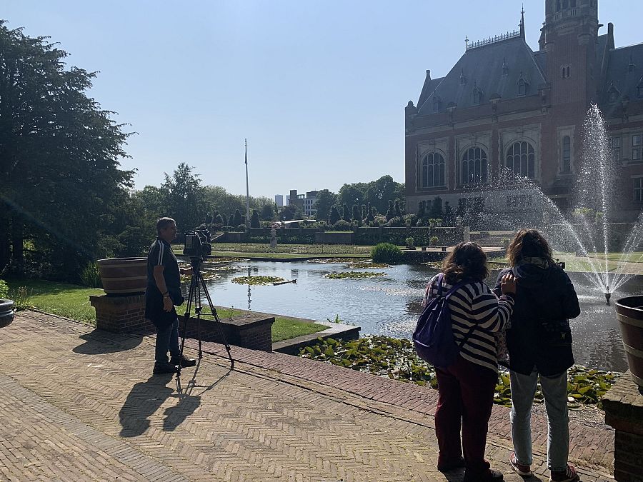 Periodista y reporteros grabando en el Palacio de la Paz