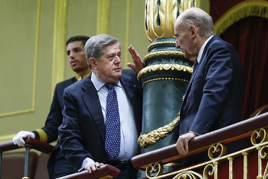 Apertura Cortes: el exministro de Defensa Federico Trillo conversa con el padre de la Constitución Miquel Roca