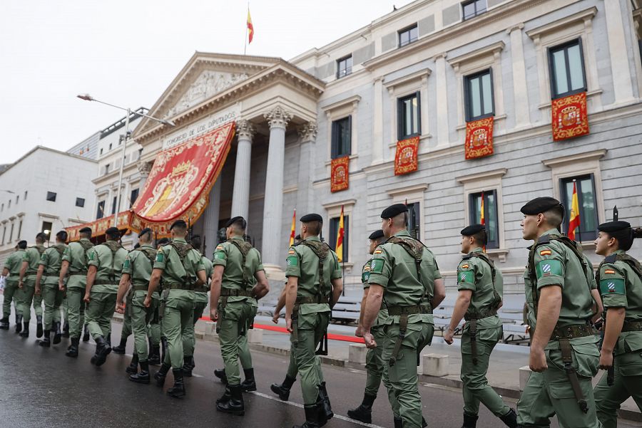 Apertura Cortes: soldados a las puertas del Congreso de los Diputados engalanado
