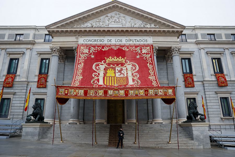 Apertura Cortes: entrada al Congreso de los Diputados preparada para la ceremonia de apertura de legislatura