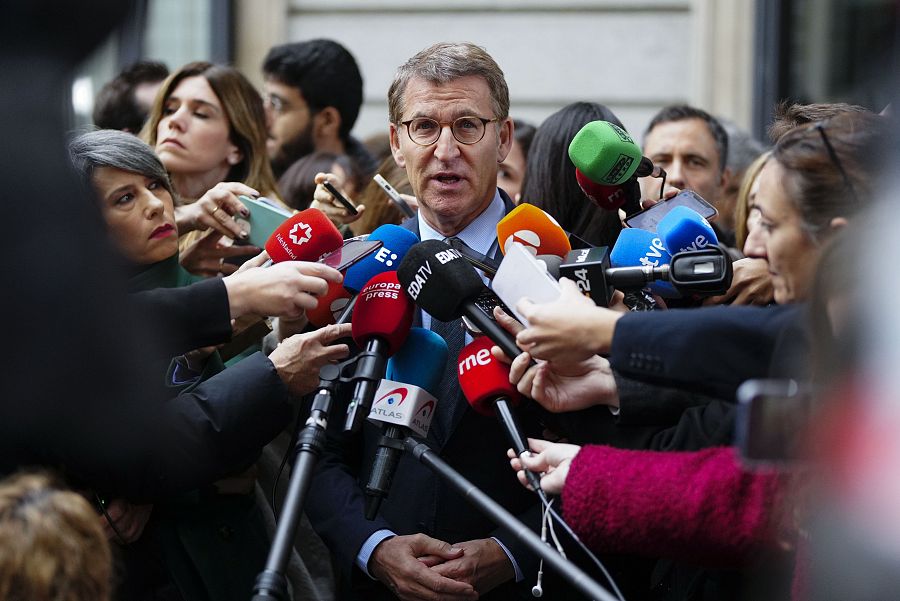 Apertura Cortes de la XV Legislatura El líder del Partido Popular, Alberto Núñez-Feijóo, realiza declaraciones ante medios de comunicación