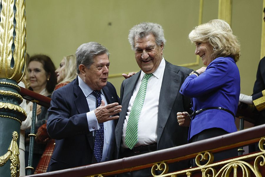 Apertura Cortes: El exministro de Defensa Federico Trillo conversa con la expresidenta de la Comunidad de Madrid Esperanza Aguirre y el expresidente del Congreso de los Diputados Jesús Posada