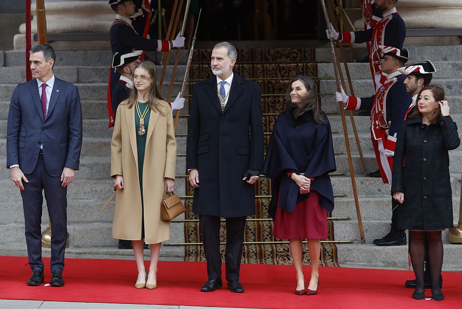 Apertura Cortes: los reyes Felipe y Letizia junto a la princesa de Asturias Leonor, el presidente del Gobierno, Pedro Sánchez y la presidenta del Congreso, Francina Armengol