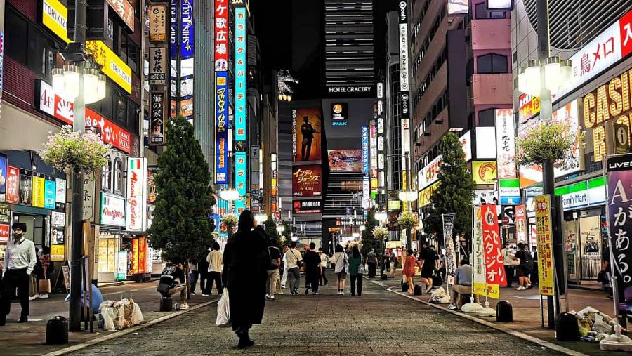 Edificios iluminados en el centro de Tokio.