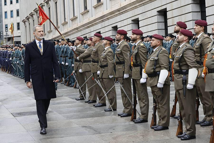 Apertura Cortes: el rey pasa revista al Batallón tras recibir honores militares