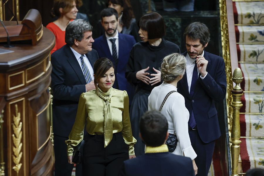 Apertura Cortes: la ministra de Trabajo Yolanda Díaz junto al ministro de Cultura Ernest Urtasun delante de la ministra de Infancia y Juventud Sira Rego