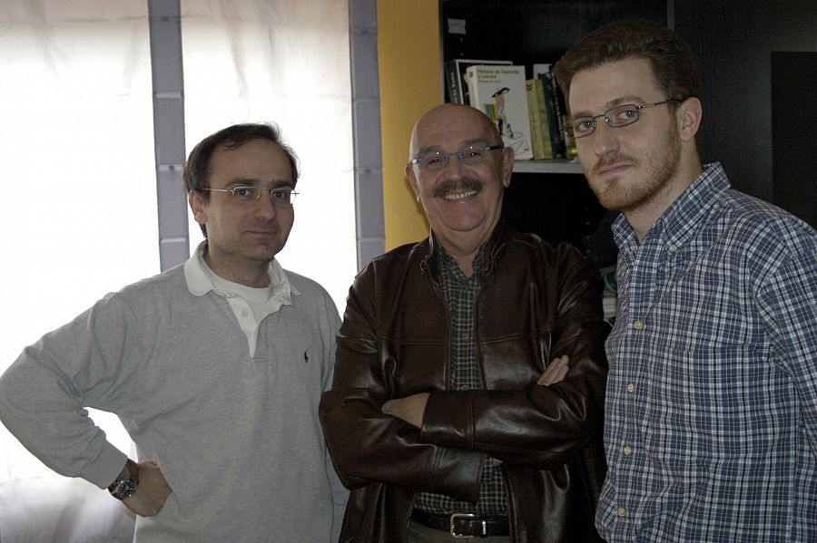 Eduardo Ladrón de Guevara junto a los guionistas Alberto Macías y Jacobo Delgado