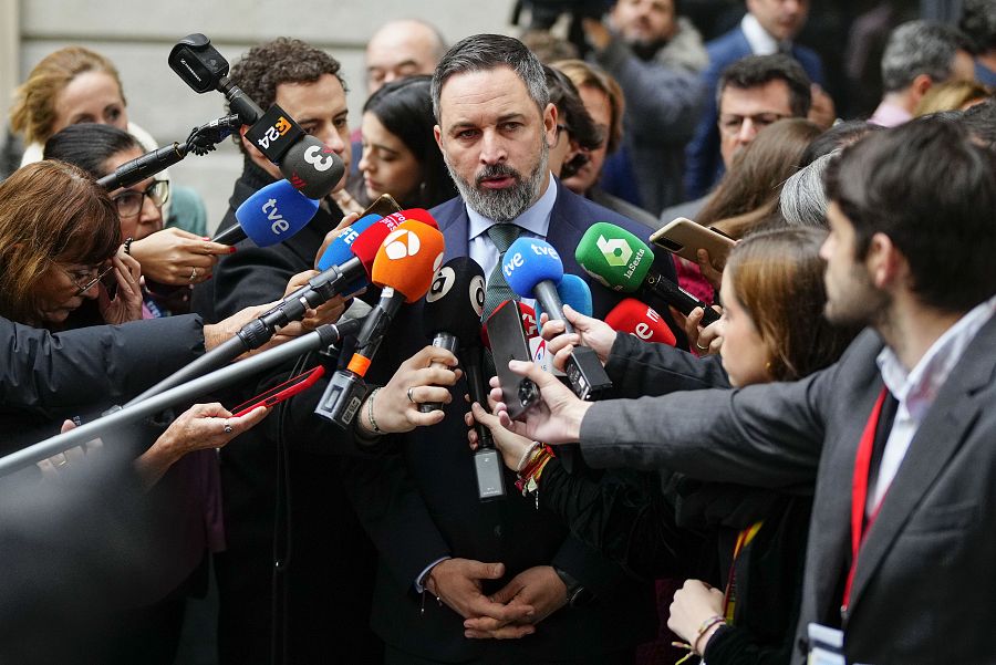 Apertura Cortes: el líder de Vox, Santiago Abascal, atiende a los medios a su llegada
