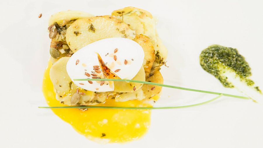 Receta de huevo mollet sobre zócalo de patatas al ajillo del chef Sergio Fernández