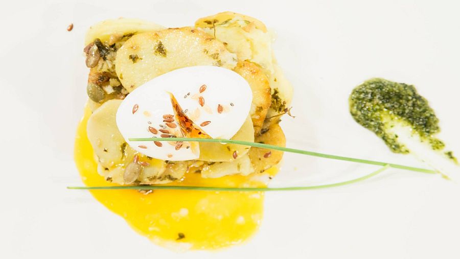 Receta de huevo mollet sobre zócalo de patatas al ajillo del chef Sergio Fernández