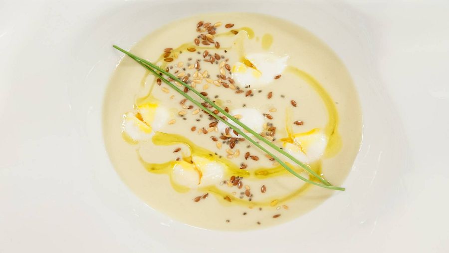 Receta de huevo escalfado con crema de puerro del chef Sergio Fernández