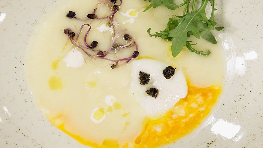 Receta de ajoblanco de aguacate con huevos de codorniz del chef Sergio Fernández
