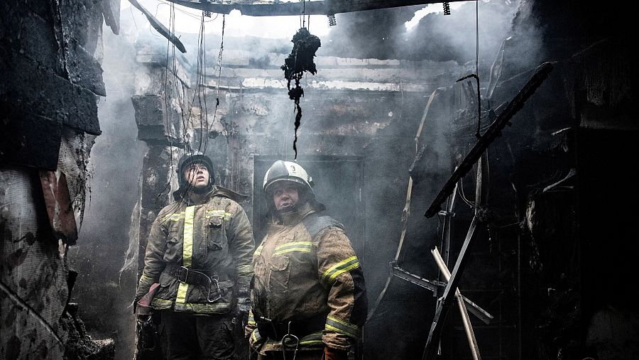 Equipo de rescate en un edificio dañado por bombardeos rusoss en la región de Donetsk el 30 de noviembre