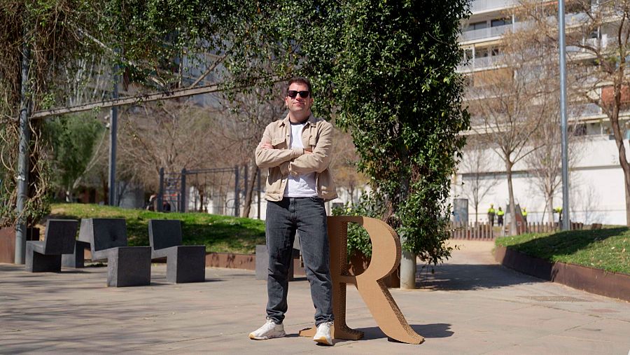 Víctor Fernández amb la R de cartró de 'Planeta R'