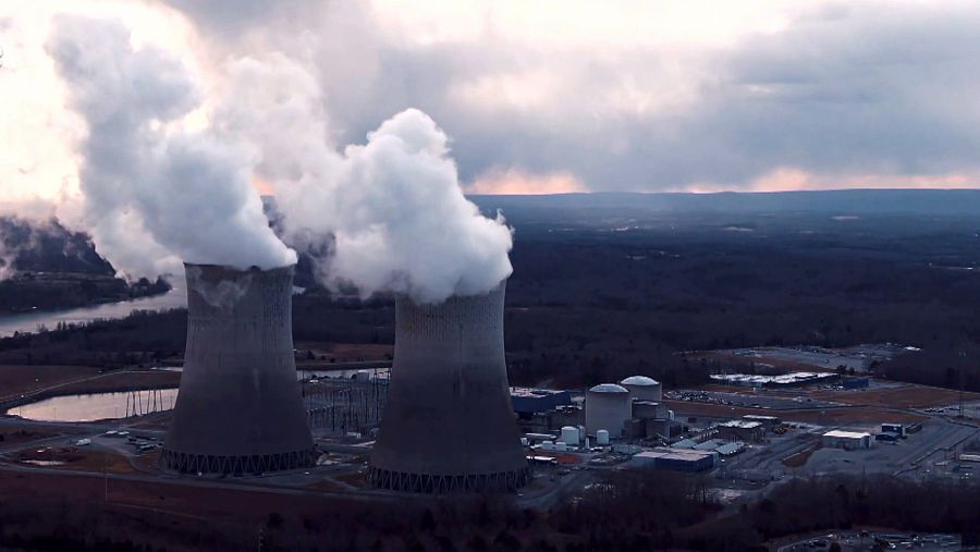 Foto de una central nuclear soltando humo