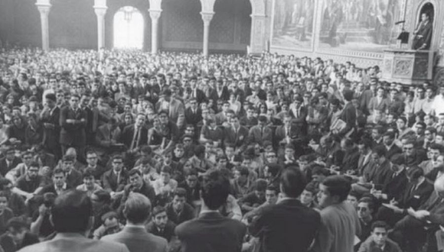 Interior de l'església dels caputxins de Sarrià durant l'assemblea d'estudiants, la Caputxinada