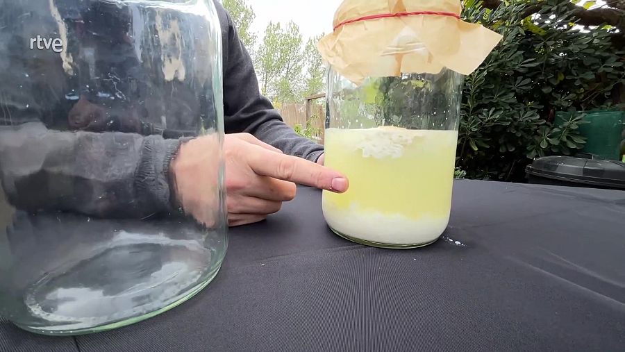 Pot amb sèrum de llet i parts sòlides