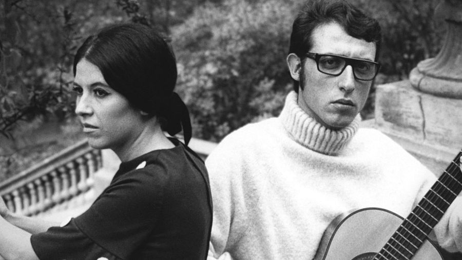 La pareja formó un dúo musical: Els dos. Ella cantaba y él la acompañaba con la voz y la guitarra