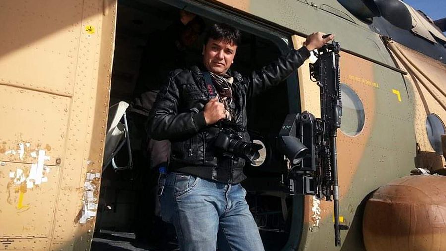 Nasser, el padre de Rezwana, trabajando como cámara de televisión en Afganistán