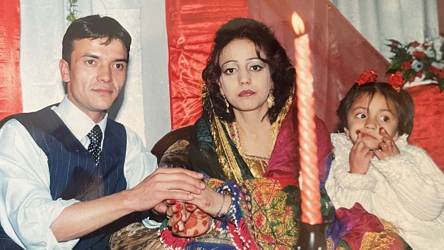 Una fotografía de Rezwana junto a sus padres, Fátima y Naseer