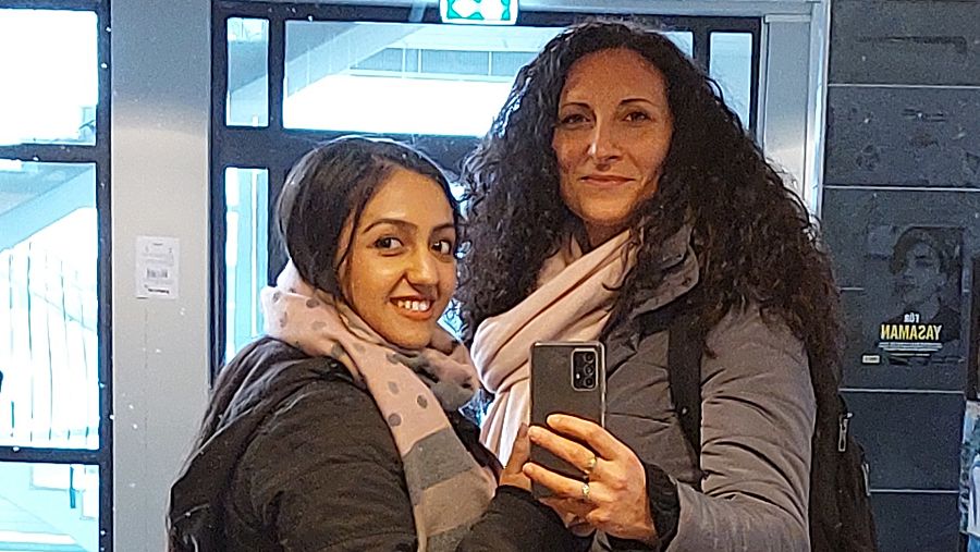 Una fotografía de Rezwana junto a la periodista Mariangela Paone