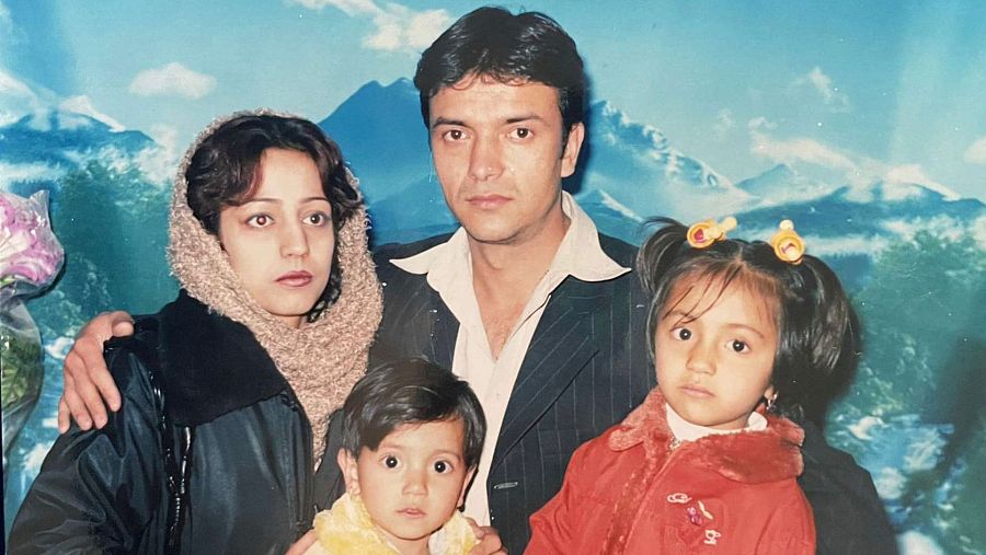 Una fotografía de Rezwana junto a sus padres y una de sus hermanas en Afganistán