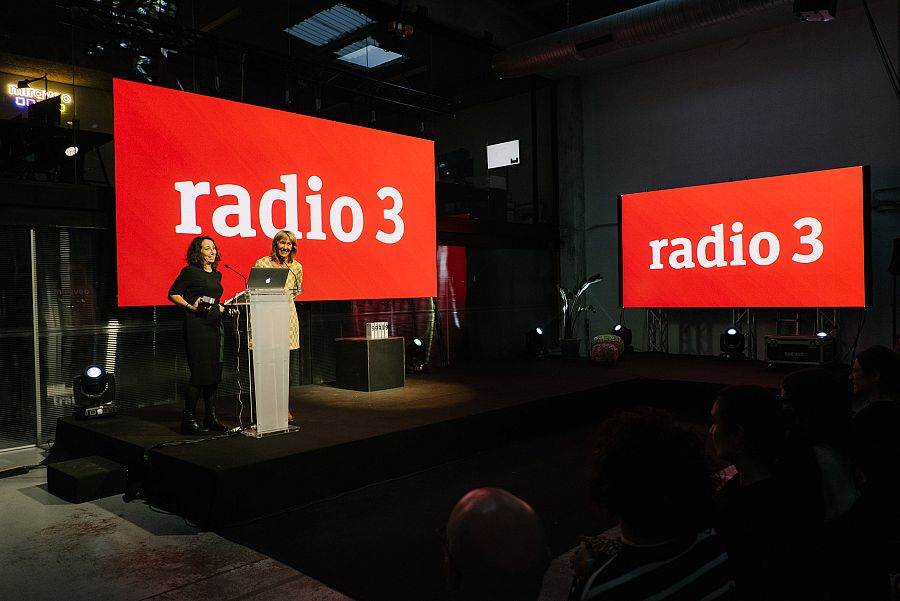 Cristina Moreno i Marta Echeverría a l'escenari agraint i recollint el premi Gràffica 2023