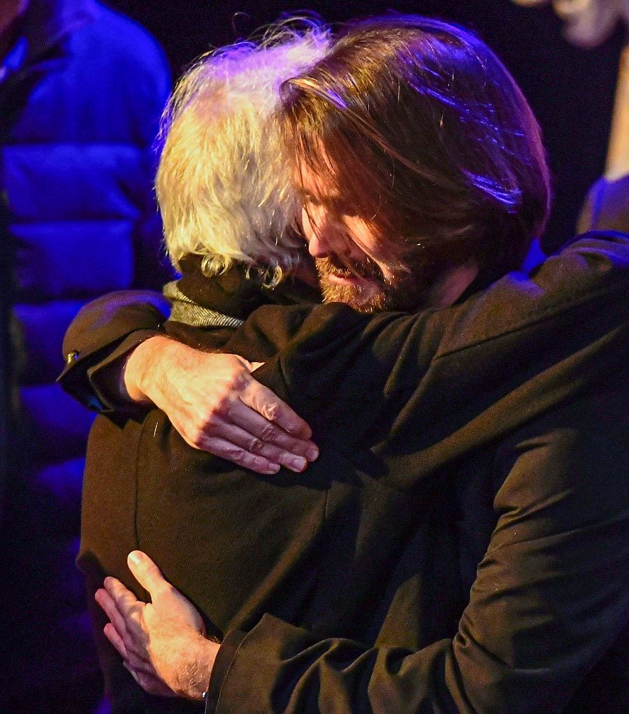 El actor José Sacristán abraza a  Manuel Velascon, uno de los hijos de Concha Velasco.