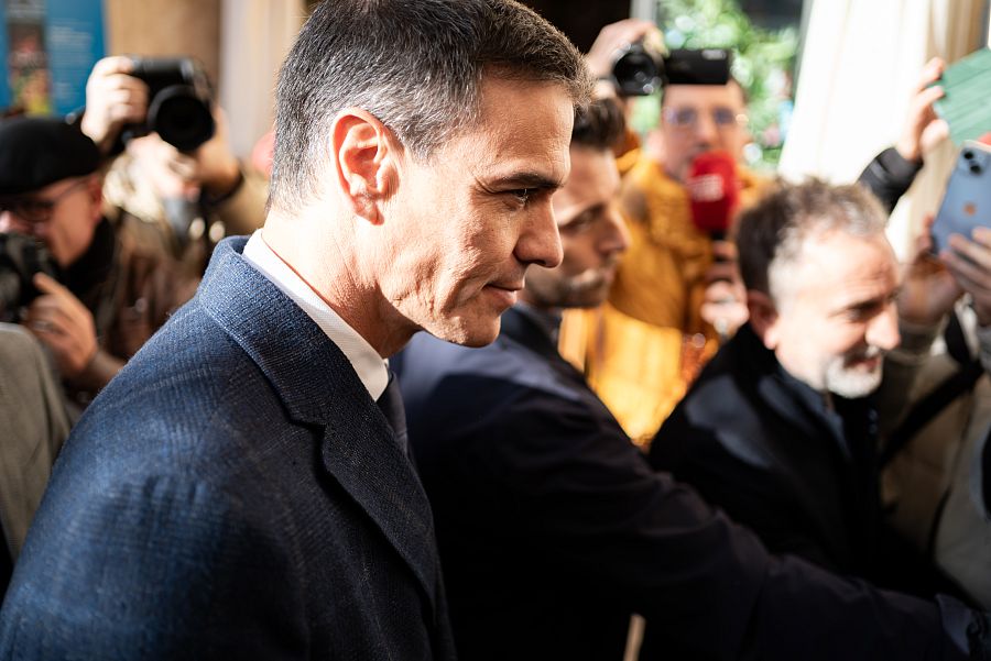 El presidente del Gobierno, Pedro Sánchez, en la capilla ardiente de la actriz Concha Velasco.