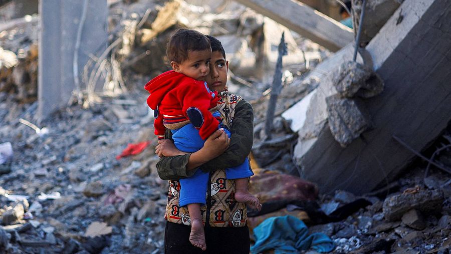 Niños palestinos en Ráfah, en el sur de la Franja. REUTERS/Mohammed Salem