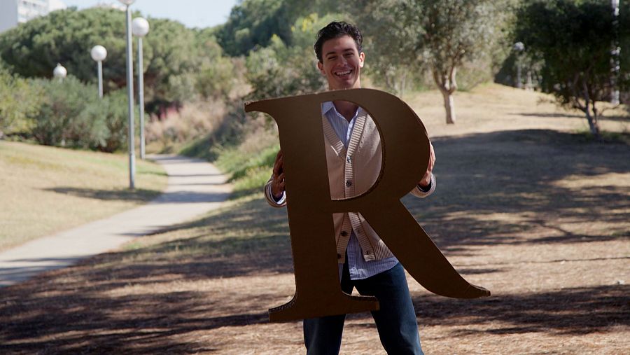 El músic Alfred Garcia amb la R de cartró a 'Planeta R'