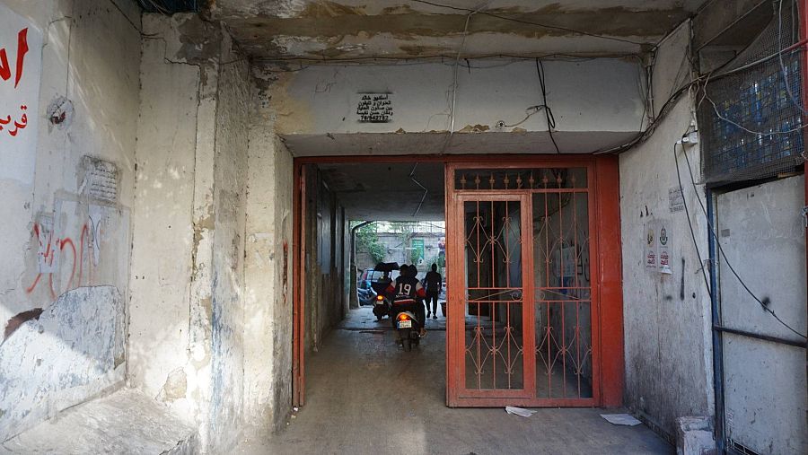 Motos circulando entre los callejones y portales de un campo de refugiados