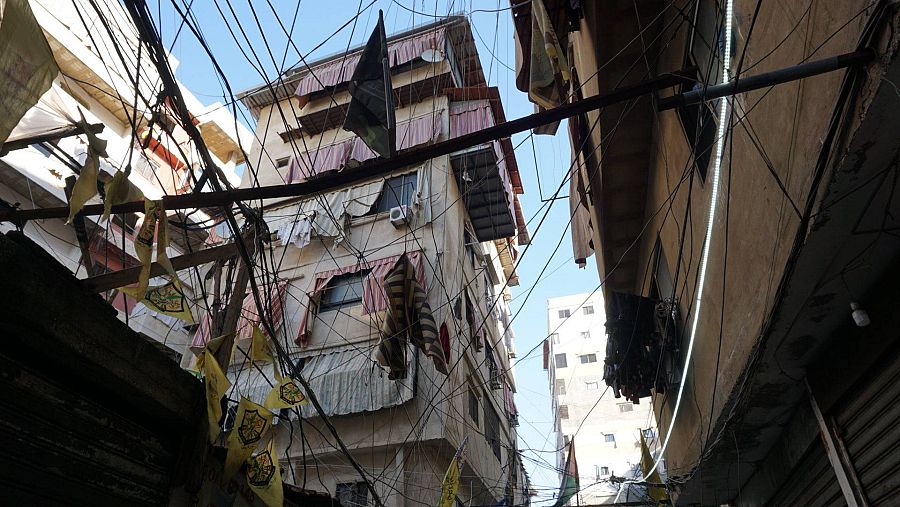 Cables entre edificios en plano contrapicado con el cielo de fondo