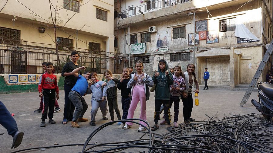 Niños rfefugiados palestinos posan en las estrechas calles del campo de Shatila