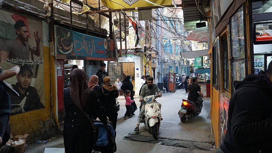 Motos circulando por calles estrechas y llenas de gente