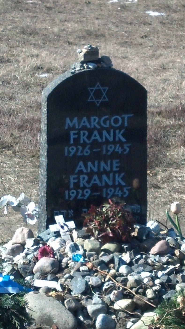 Lápida de Ana y  Margot Frank