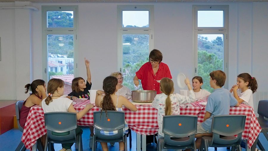 Sílvia Abril serveix mandonguilles al grup de nens i nenes que les han cuinat