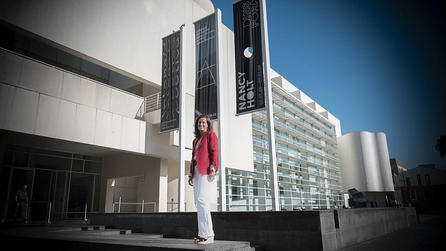 Ainhoa Grandes retratada a l'exterior del MACBA, que presideix