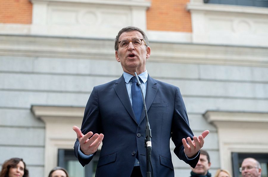 Mejores imágenes Día de la Constitución: El presidente del Partido Popular, Alberto Núñez Feijóo, atiende a los medios