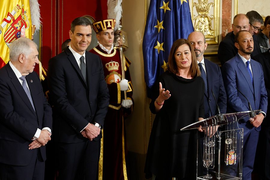 Mejores imágenes Día de la Constitución: La presidenta del Congreso, Francina Armengol, interviene.