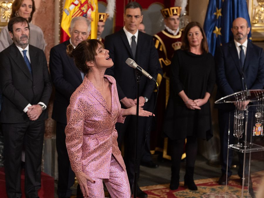 Mejores imágenes Día de la Constitución: La cantante María Berasarte interpreta una canción durante el acto de homenaje a la Constitución