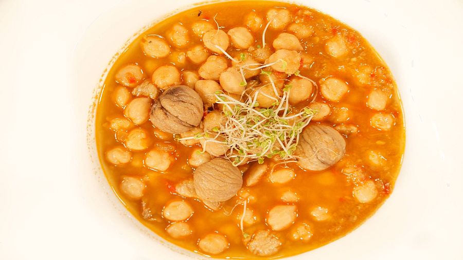 Receta de guiso de legumbres y castañas del chef Sergio Fernández