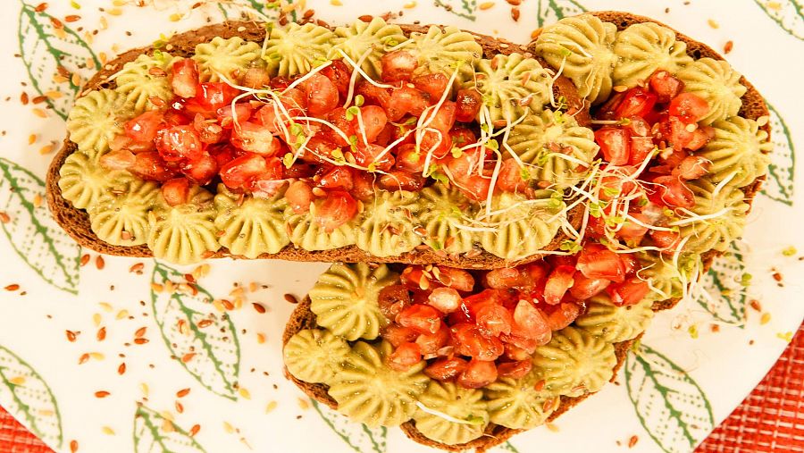 Receta de tosta de guacamole y granada