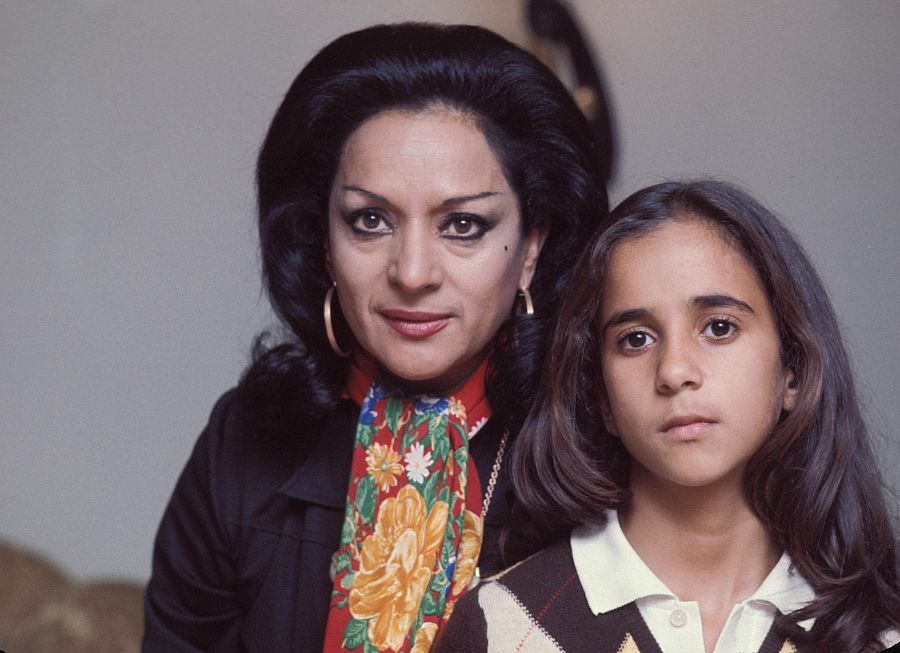 Lola Flores con una jovencísima Rosario