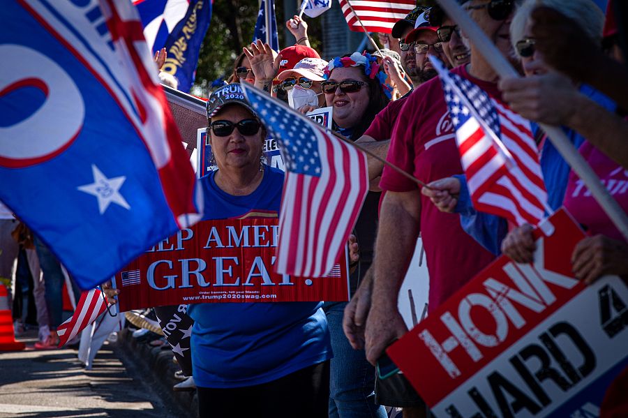 Cientos de partidarios de Donald Trump con banderas de EE. UU. y camisetas con el lema 'Make America Great Again'
