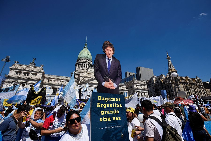 Un partidario de Milei muestra una pancarta del presidente frente al Congreso de Argentina