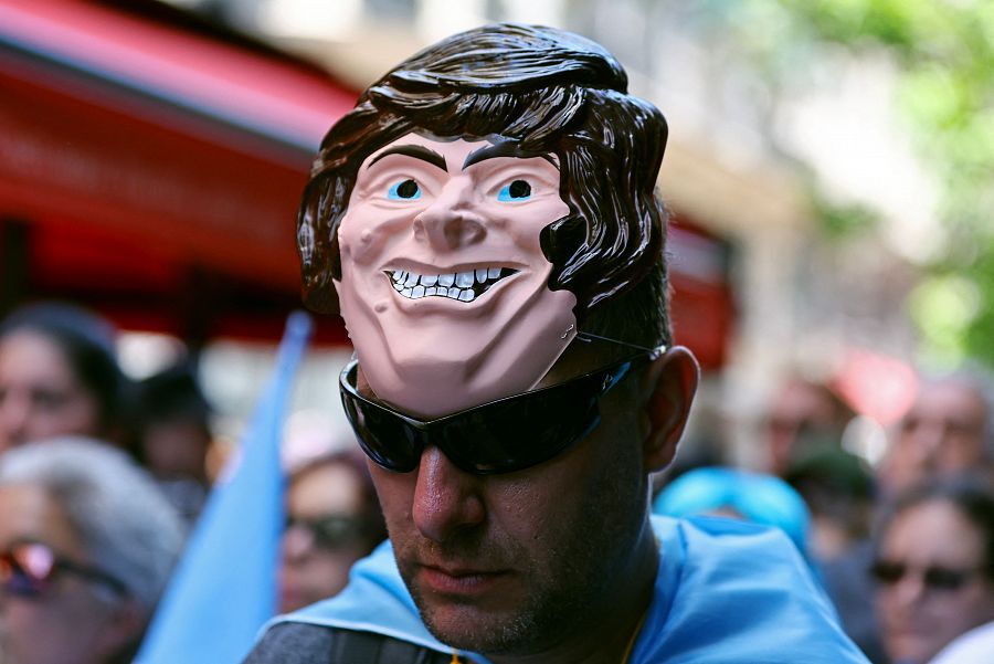 Toma de posesión Milei: máscara del presidente en Buenos Aires