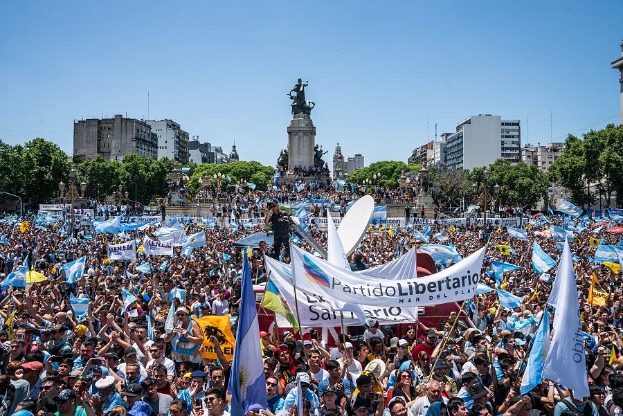 Toma de posesión de Milei: miles de seguidores en la Plaza del Congreso en Buenos Aires