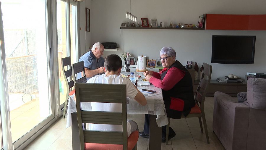 Paquita y Francisco cuidan a su nieto desde hace 8 años cuando se quedó huérfano por violencia de género